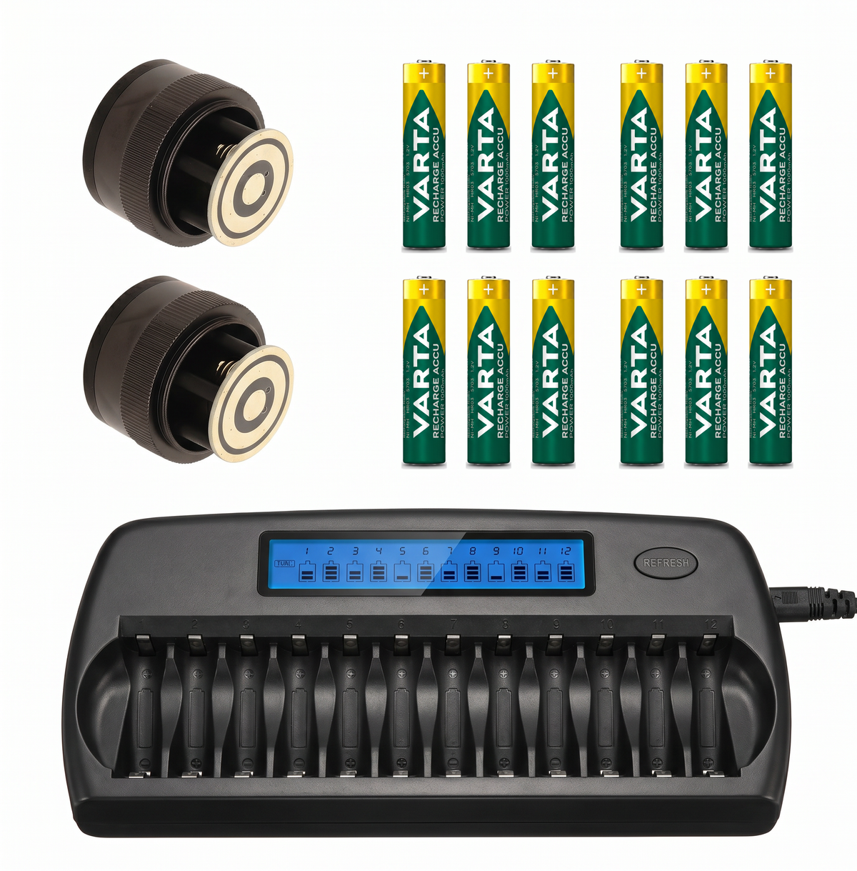Zwei Adapter, zwölf Varta AAA Akkus und ein schwarzes Ladegerät für Beaulieu Kameras