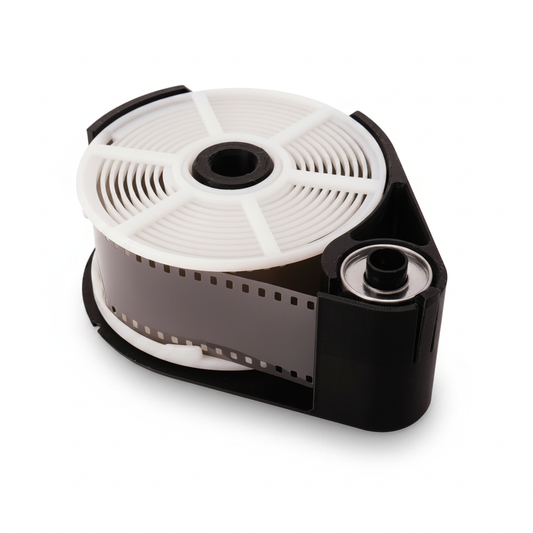 Nordic Lab Einfädelhilfe mit 35mm-Film auf einer Paterson-Entwicklungsspule