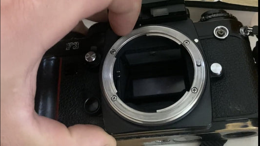 Nikon F3 ohne Objektiv — Bajonett mit verharztem Blendenring (Standbild aus dem Reddit-Video von u/IndividualEven5062)