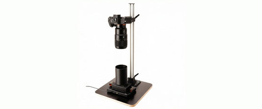 Copy Stand mit Digitalkamera und Makro über Lichtquelle und Filmhalter, aufgebaut zum Abfotografieren von Negativen