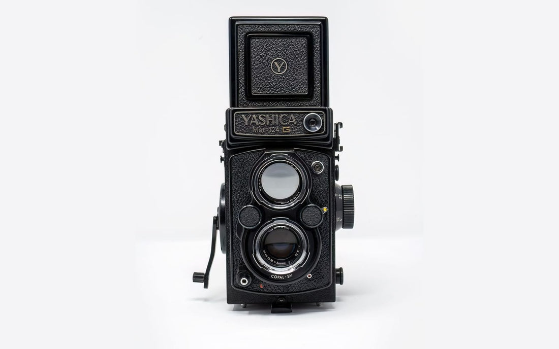 Yashica Mat-124G, zweiäugige Mittelformatkamera von vorn