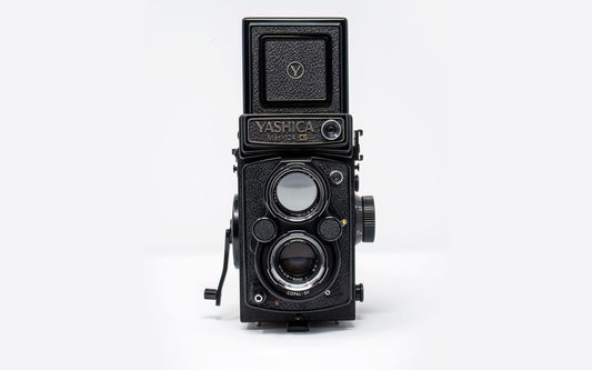 Yashica Mat-124G, zweiäugige Mittelformatkamera von vorn
