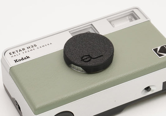 Kodak Ektar H35 Halbformatkamera in Sage-Grün mit aufgesetztem Objektivdeckel