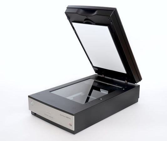 Epson Perfection V850 Pro mit geöffnetem Deckel und Durchlichteinheit