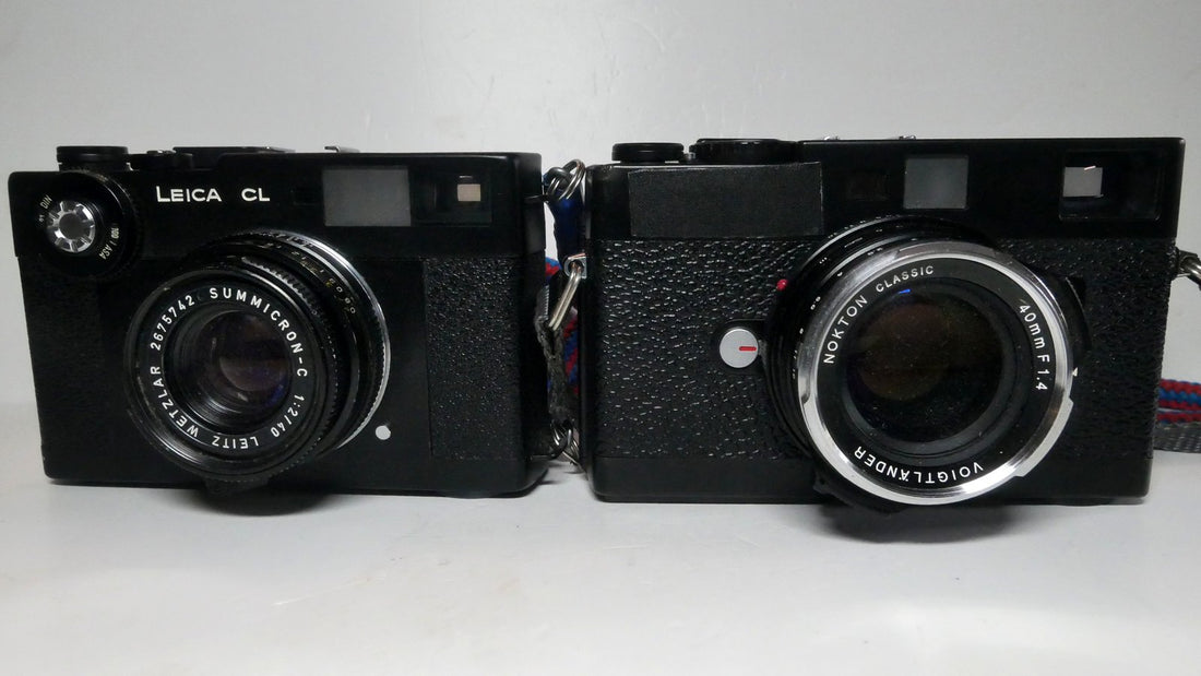 Leica CL mit Summicron-C 40 mm und Minolta CLE mit Voigtländer Nokton Classic 40 mm nebeneinander