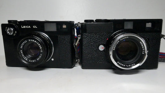 Leica CL mit Summicron-C 40 mm und Minolta CLE mit Voigtländer Nokton Classic 40 mm nebeneinander