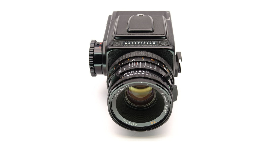 Hasselblad der 500er-Reihe in Schwarz mit Carl Zeiss Planar 2,8/80 mm T* von vorn