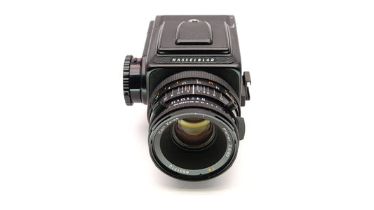 Hasselblad der 500er-Reihe in Schwarz mit Carl Zeiss Planar 2,8/80 mm T* von vorn