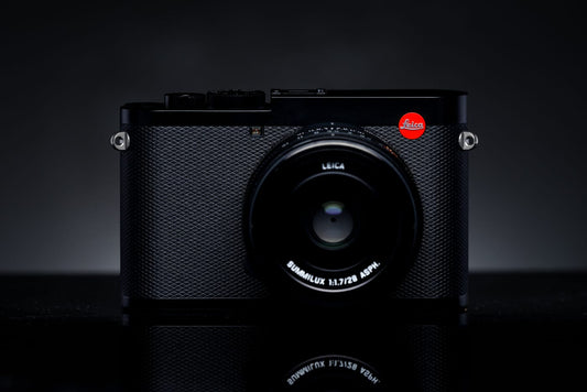 Leica Q2 von vorn mit dem roten Leica-Punkt