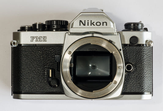Nikon FM2 in Chrom, Frontansicht ohne Objektiv