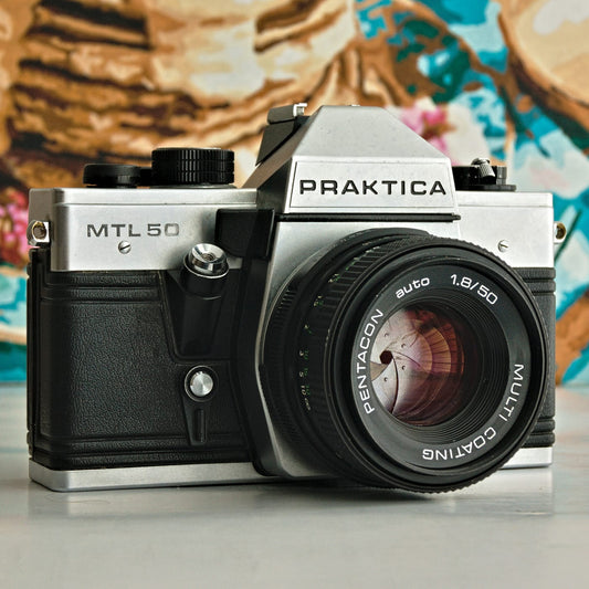 Praktica MTL 50 mit Pentacon auto 50 mm 1:1,8, Typenbezeichnung links neben dem Prisma