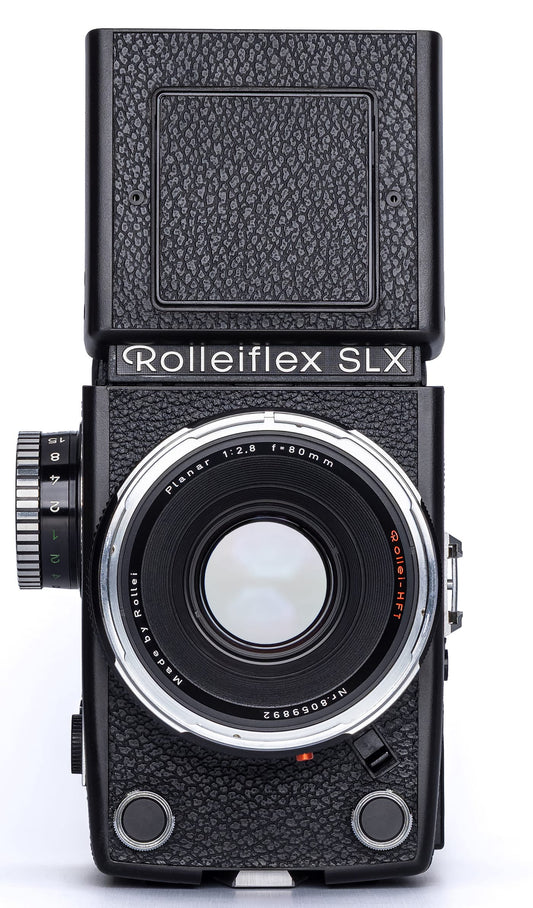 Rolleiflex SLX von vorne mit dem Modellschriftzug unter dem Lichtschacht