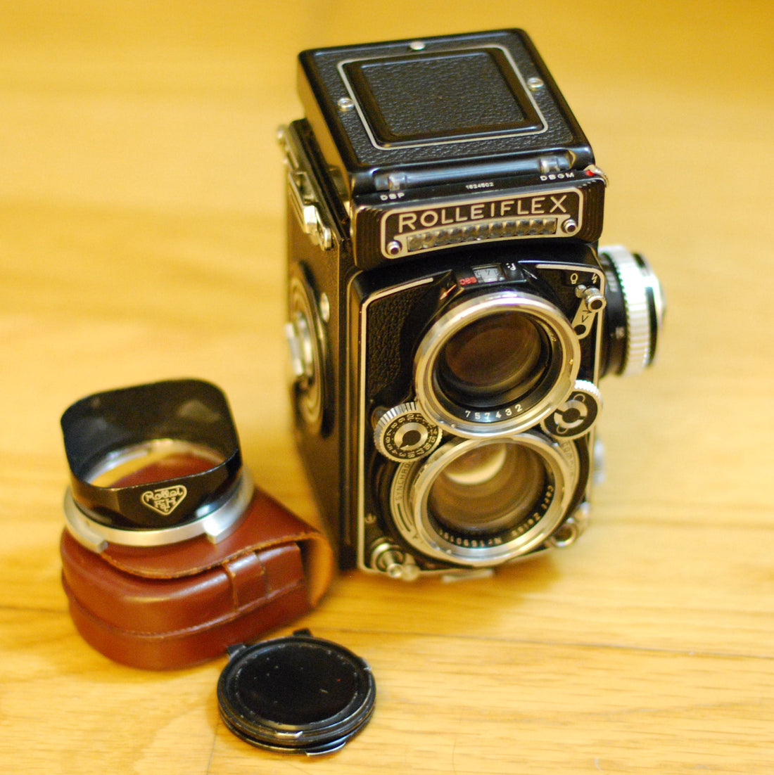 Rolleiflex 2.8E mit Carl Zeiss Planar, Gegenlichtblende und Bereitschaftstasche