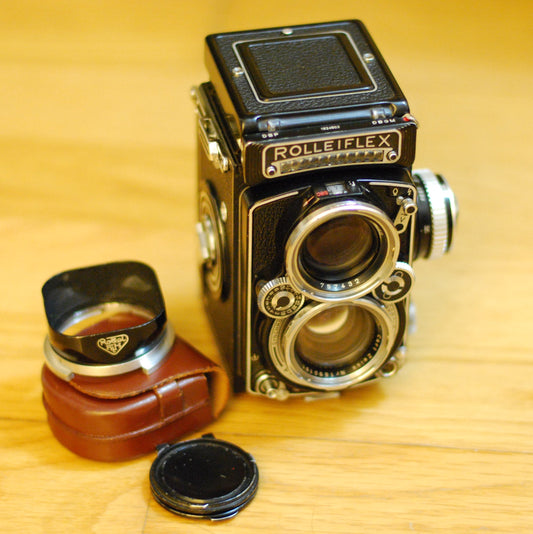 Rolleiflex 2.8E mit Carl Zeiss Planar, Gegenlichtblende und Bereitschaftstasche
