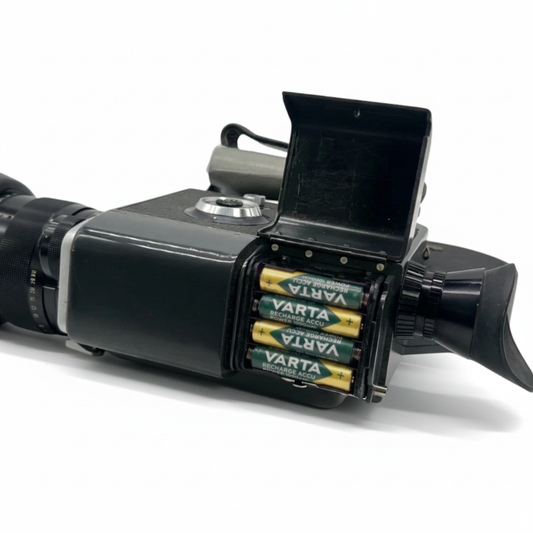 Canon Scoopic 16 mit Batterieadapter und Varta AAA Akkus im geöffneten Batteriefach