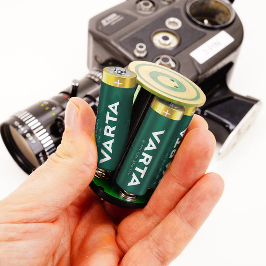 Beaulieu S2008 Batterieadapter mit Varta AA Akkus in der Hand