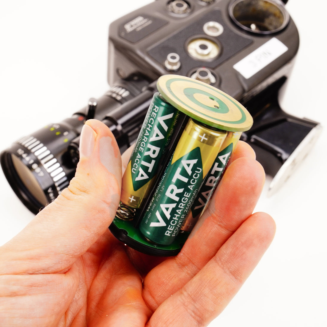 Beaulieu S2008 Batterieadapter mit Varta AA Akkus in der Hand