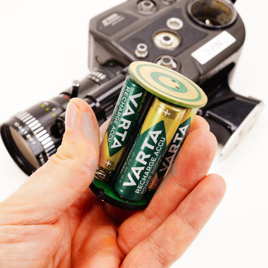 Beaulieu S2008 Batterieadapter mit Varta AA Akkus in der Hand