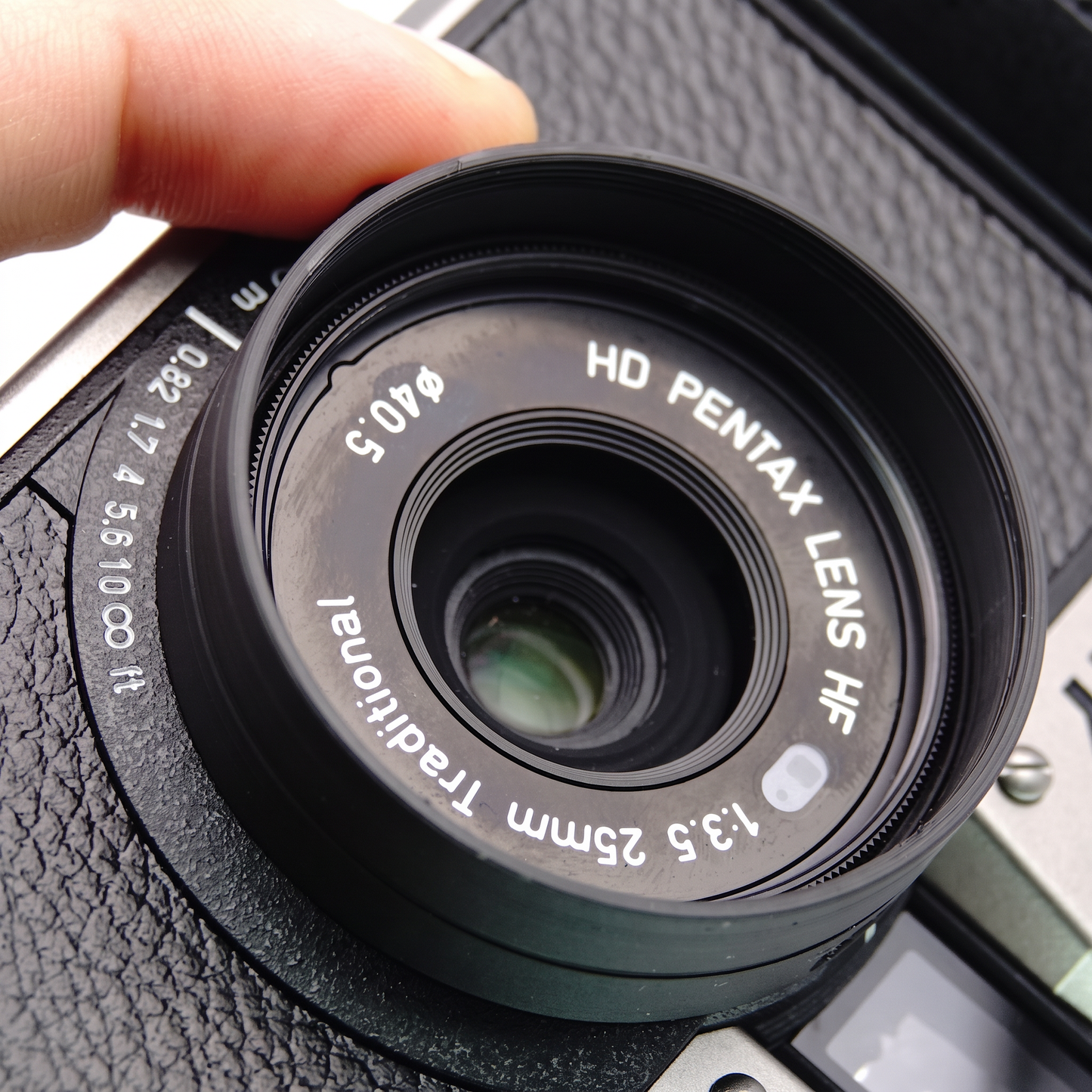 Zubehör für Pentax 17 (Gegenlichtblende, Focus Tab & Objektivdeckel)