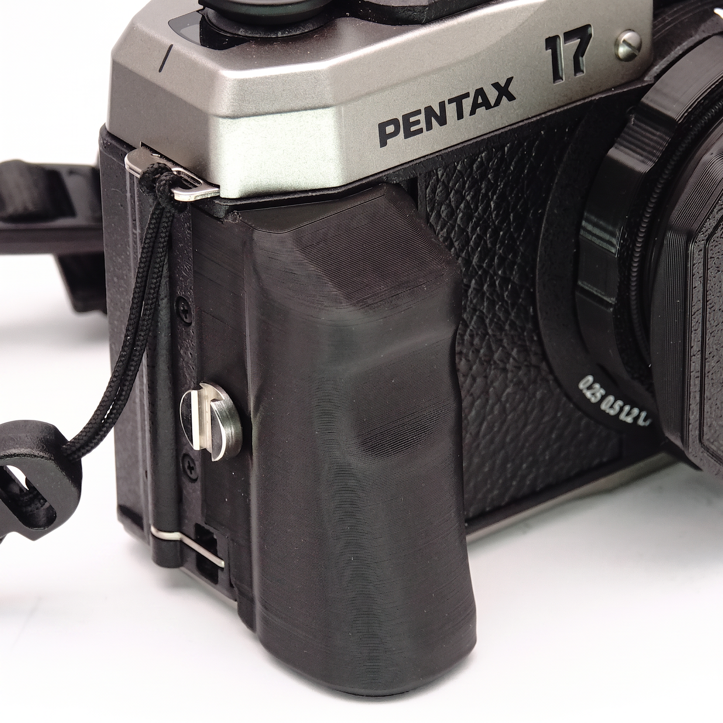 Handgriff für Pentax 17 (Battery Door)
