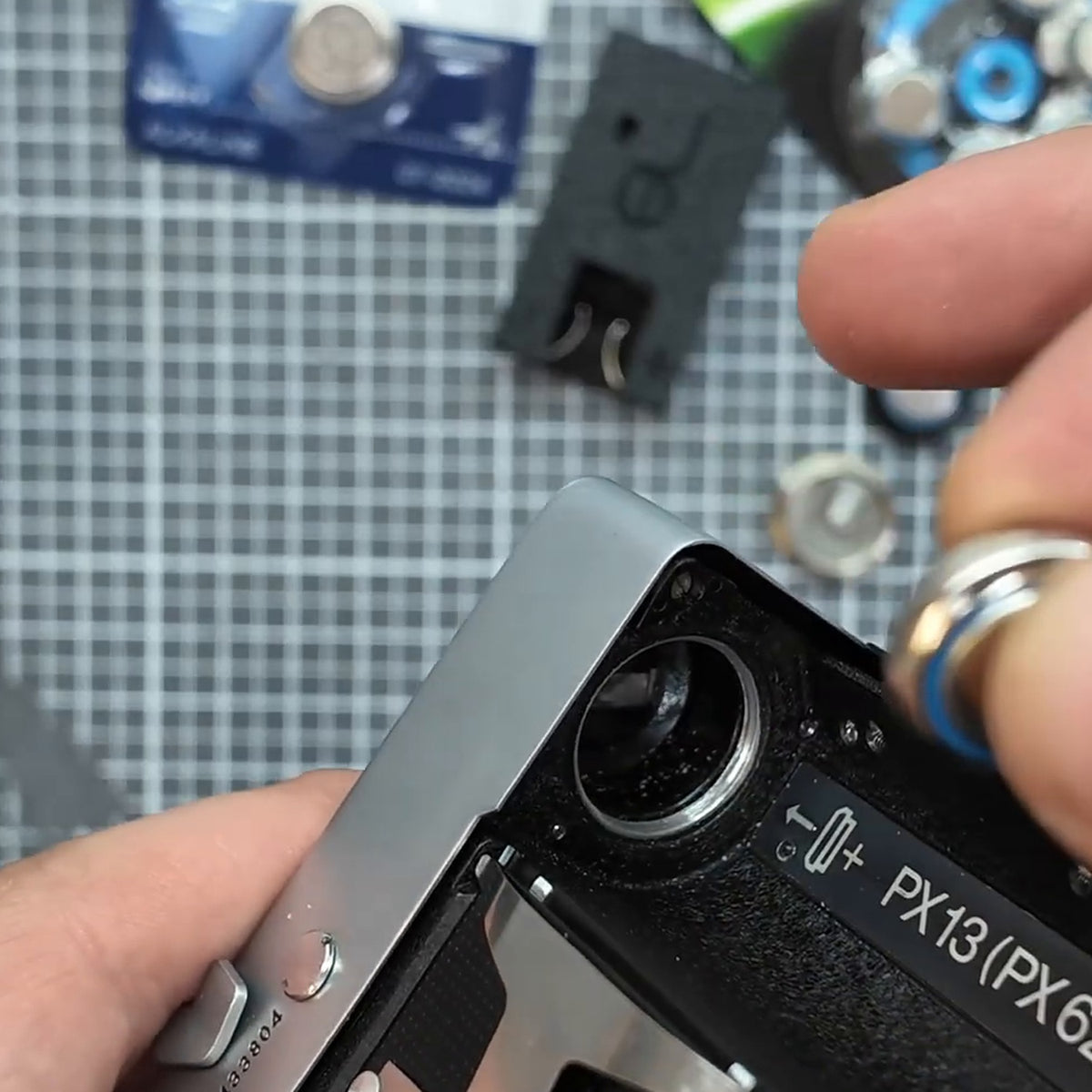 Varta V80H Akku beim Einsetzen ins Batteriefach einer Rollei 35
