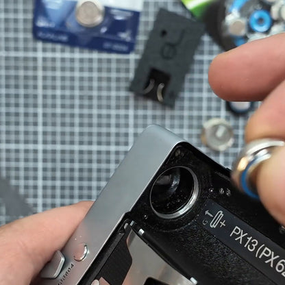 Varta V80H Akku beim Einsetzen ins Batteriefach einer Rollei 35