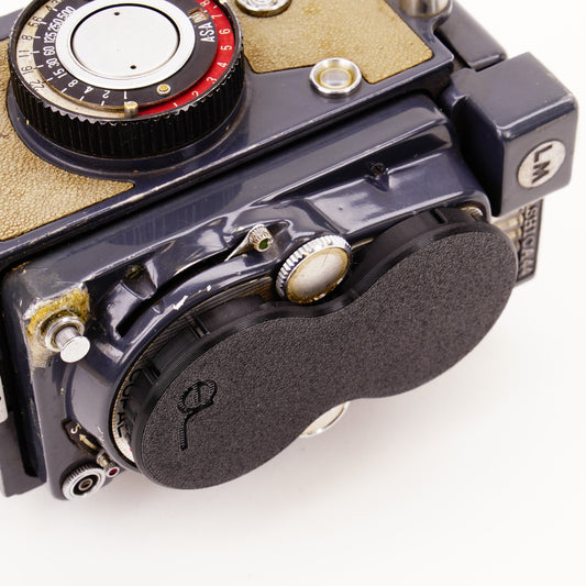 Montierter Schutzdeckel auf den Objektiven einer blauen Yashica 44LM Mittelformatkamera