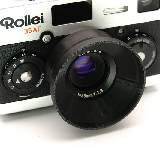 Schwarze Gegenlichtblende auf dem Objektiv einer silbernen Rollei 35 AF Kompaktkamera