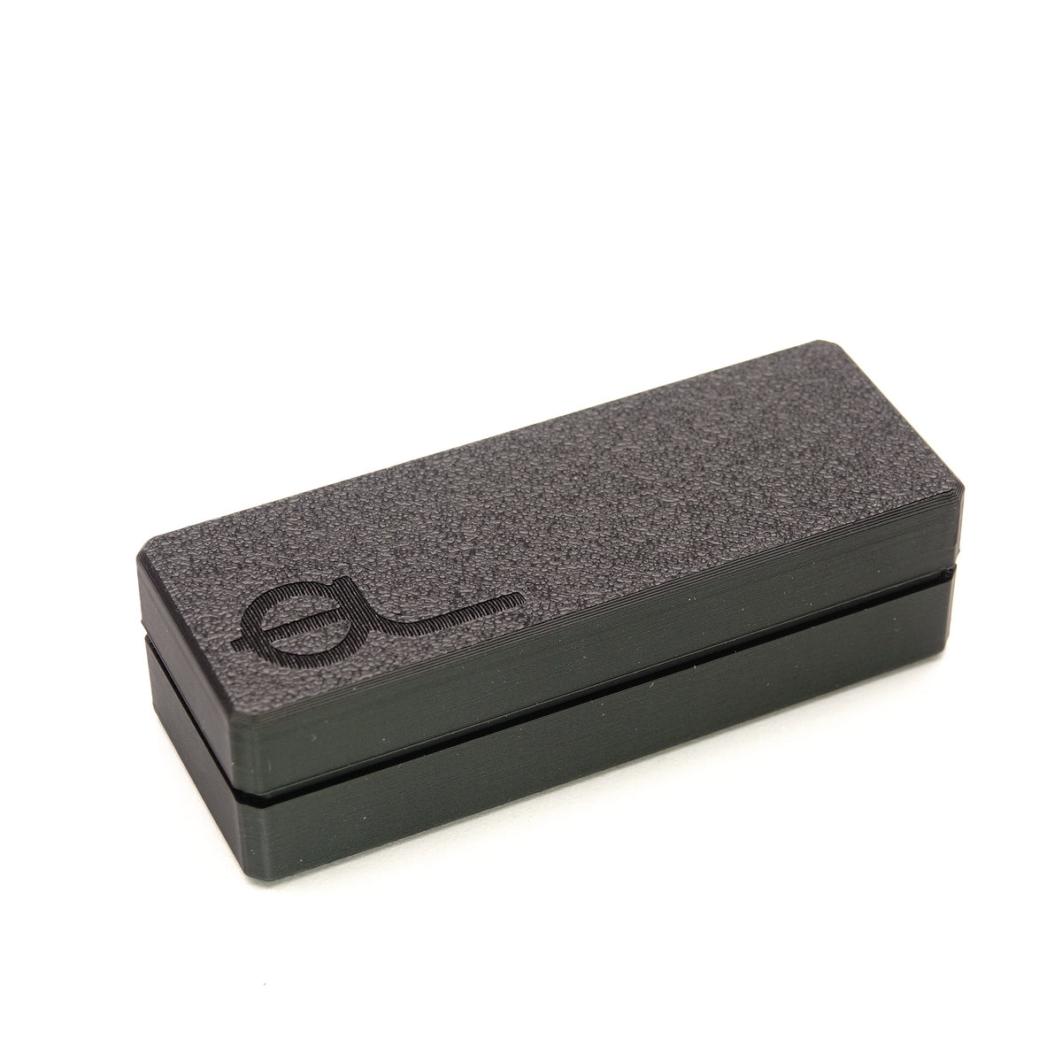 Schwarze Filmkassette mit eingeprägtem Logo auf dem Deckel