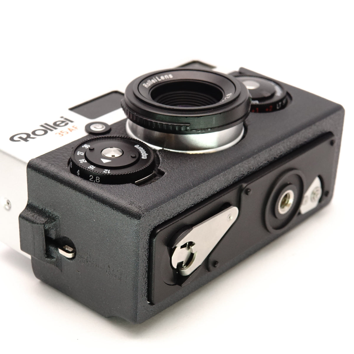 Schwarze Schutztasche an einer analogen Kamera Rollei 35 AF von unten