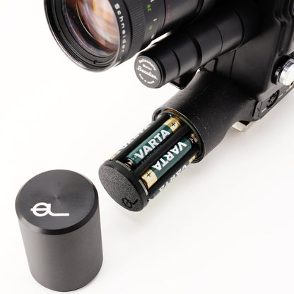 Eingelegter Batterieadapter mit bestückten AAA-Akkus im Handgriff einer Beaulieu Kamera