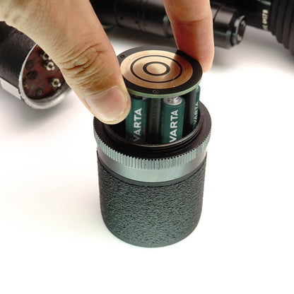 Hand legt Batterien in das zylindrische Akkufach für Beaulieu R16 ein