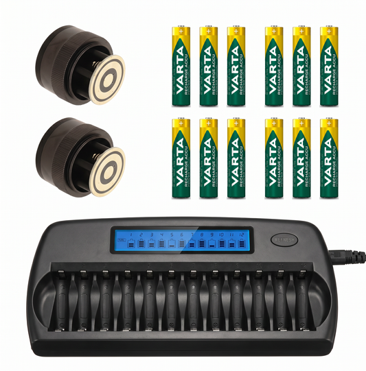 Zwei Adapter, zwölf Varta AAA Akkus und ein schwarzes Ladegerät für Beaulieu Kameras