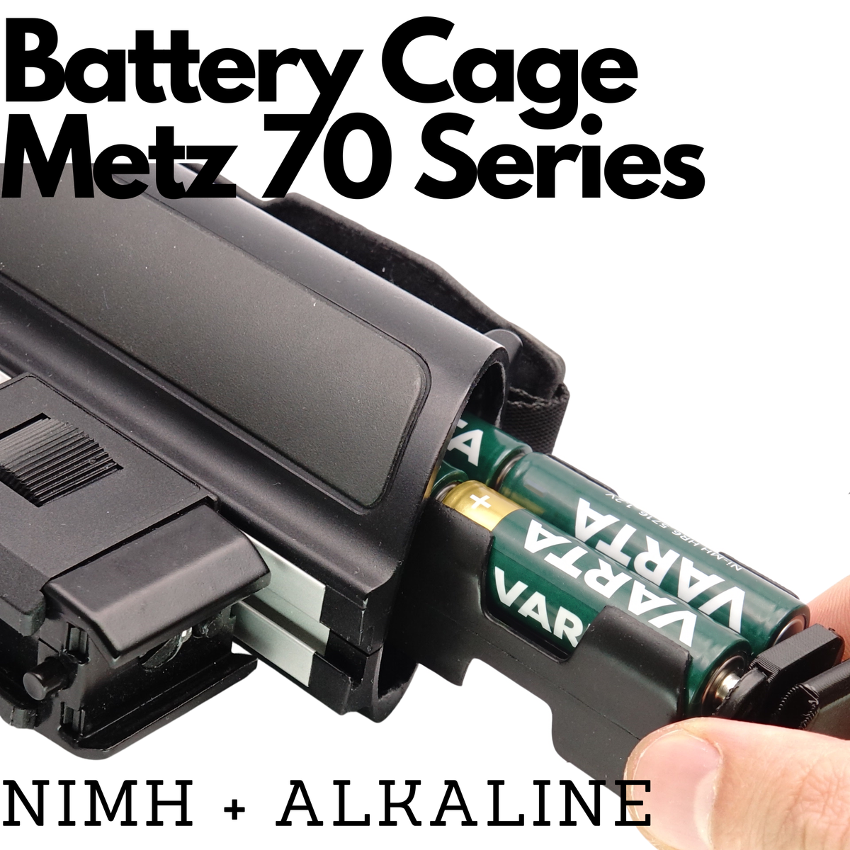 Hand schiebt mit AA-Akkus bestückten Batterieadapter in das Gehäuse für Metz Stabblitzgeräte