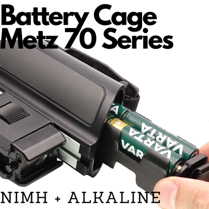 Hand schiebt mit AA-Akkus bestückten Batterieadapter in das Gehäuse für Metz Stabblitzgeräte