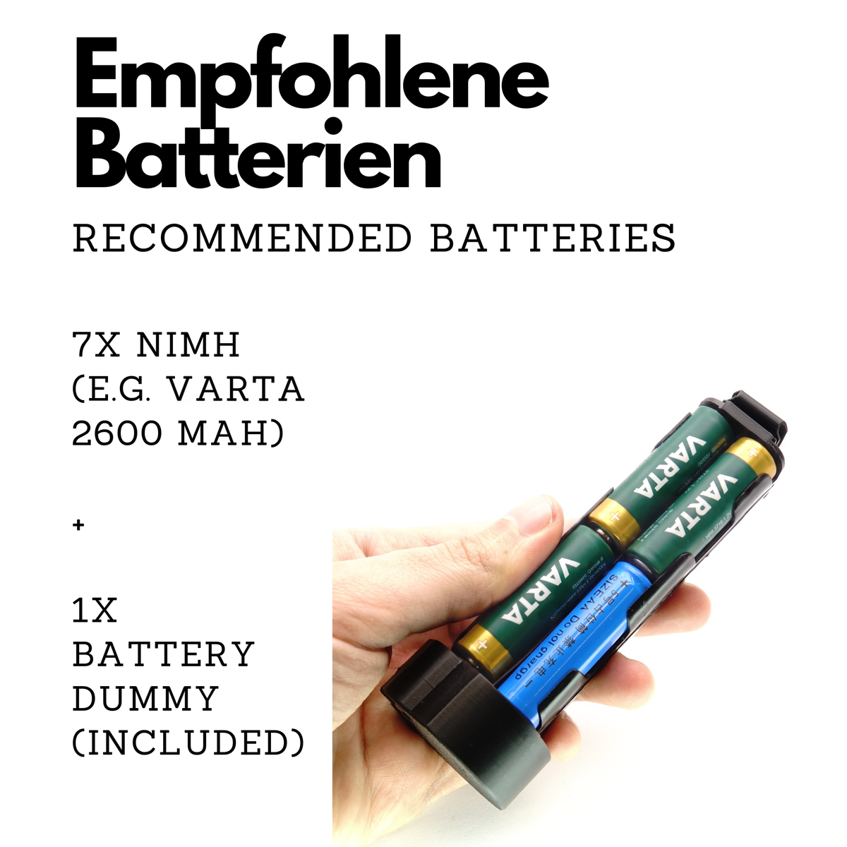 Hand hält den bestückten Batterieadapter mit sieben Akkus und einem Dummy sowie Text zur Empfehlung