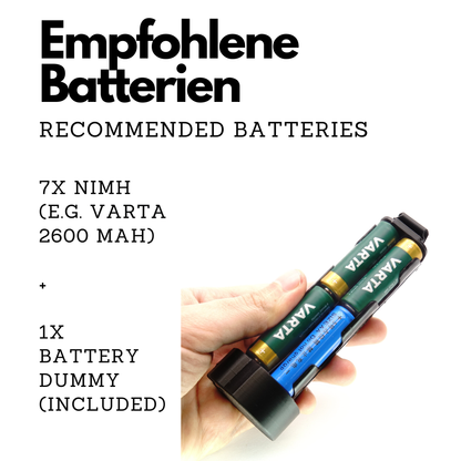 Hand hält den bestückten Batterieadapter mit sieben Akkus und einem Dummy sowie Text zur Empfehlung