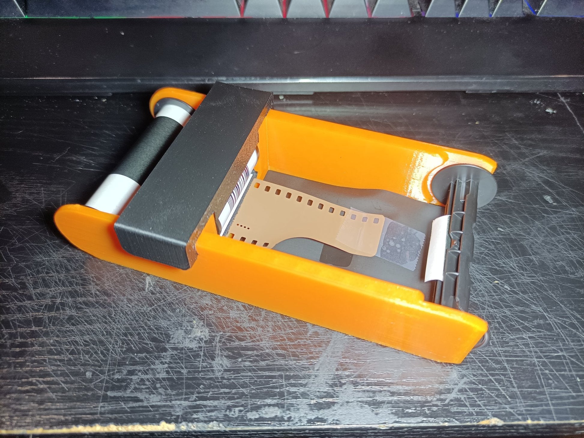 Adapter mit 35mm-Film und 120-Rückpapier geladen
