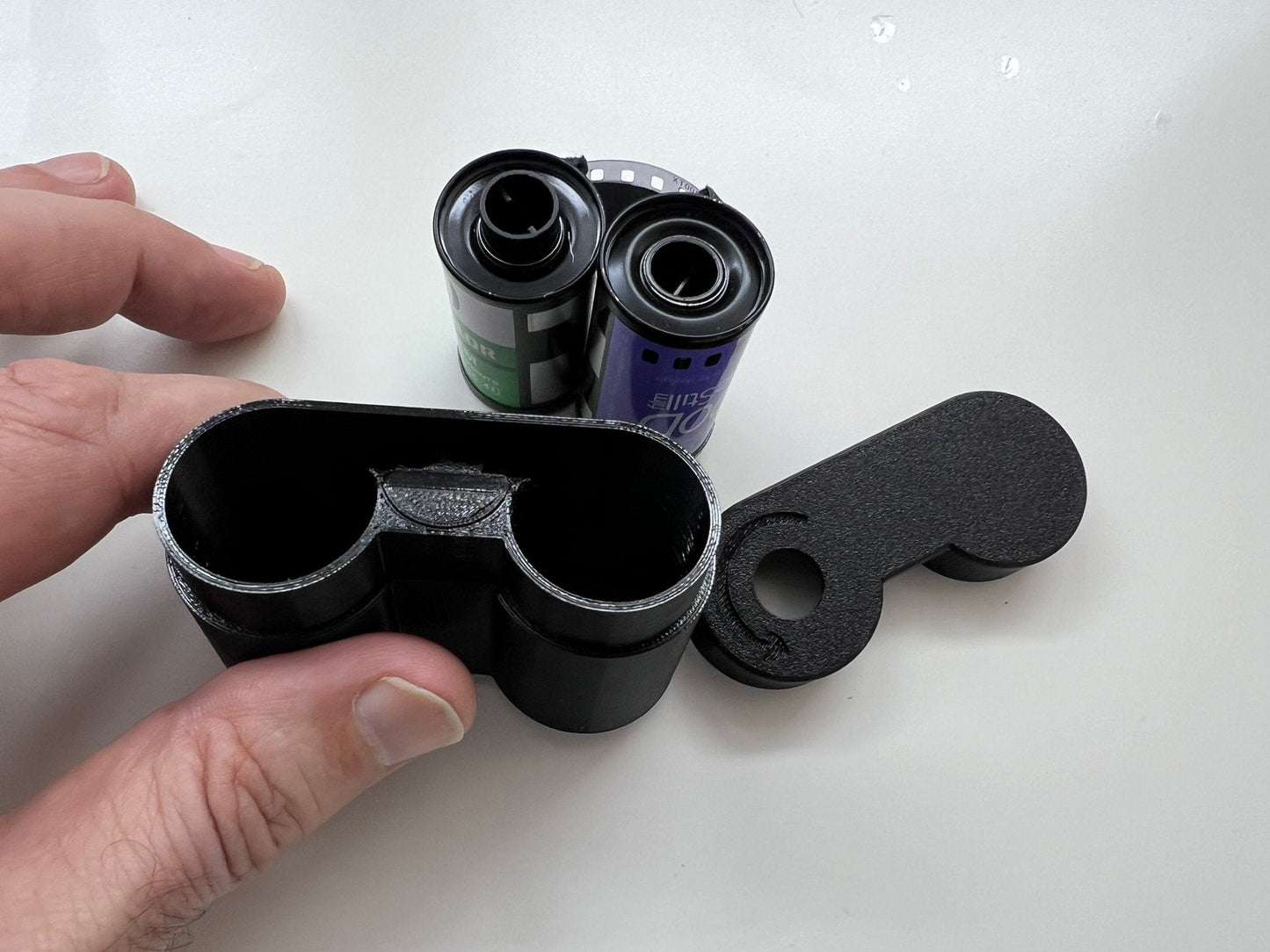 Film-Umspuler geöffnet mit zwei 35mm-Patronen und Deckel