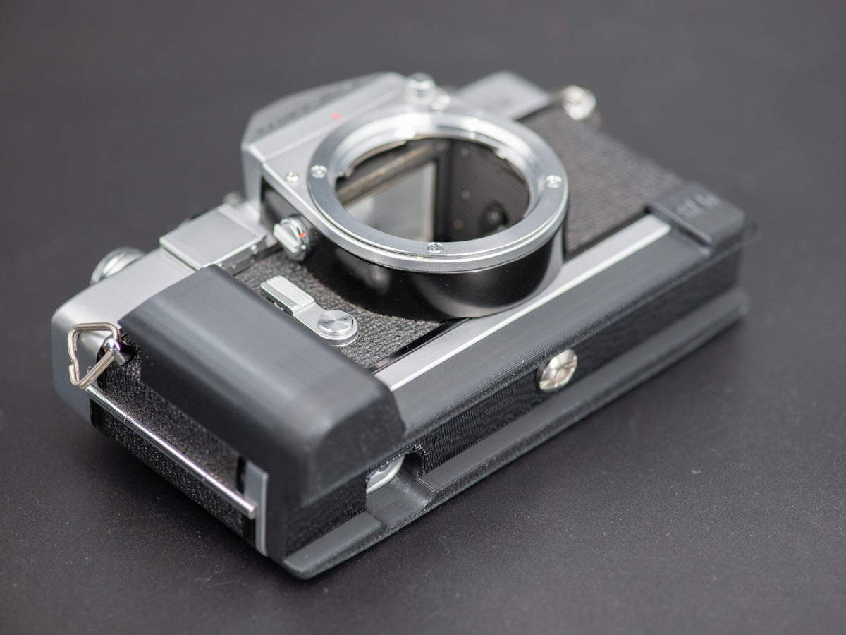 Minolta SR-1s mit montiertem Handgriff an der Unterseite, Griffblock und Endstück an der Gehäusekante
