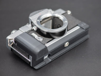 Minolta SR-1s mit montiertem Handgriff an der Unterseite, Griffblock und Endstück an der Gehäusekante
