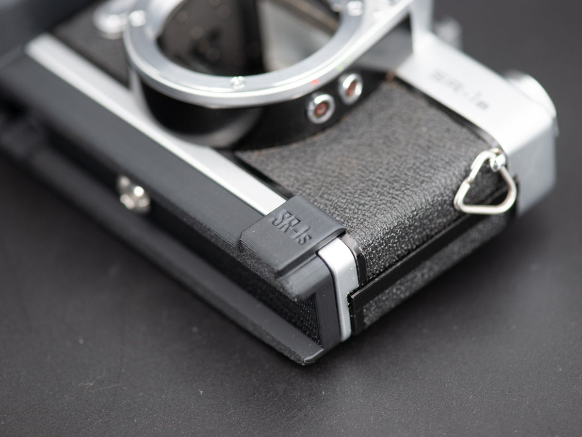 Endstück des Handgriffs an der Gehäusekante der Minolta SR-1s in der Nahansicht