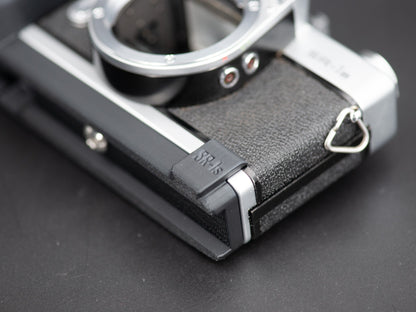 Endstück des Handgriffs an der Gehäusekante der Minolta SR-1s in der Nahansicht