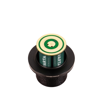 Blick auf die Oberseite des Adapters mit eingesetzten Batterien und grün-goldener Kontakteinheit
