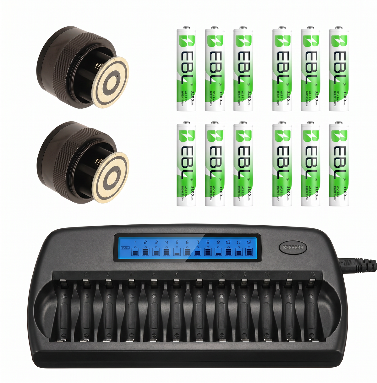 Zwei Adapter, zwölf grüne Akkus und ein schwarzes Ladegerät für Beaulieu Kameras