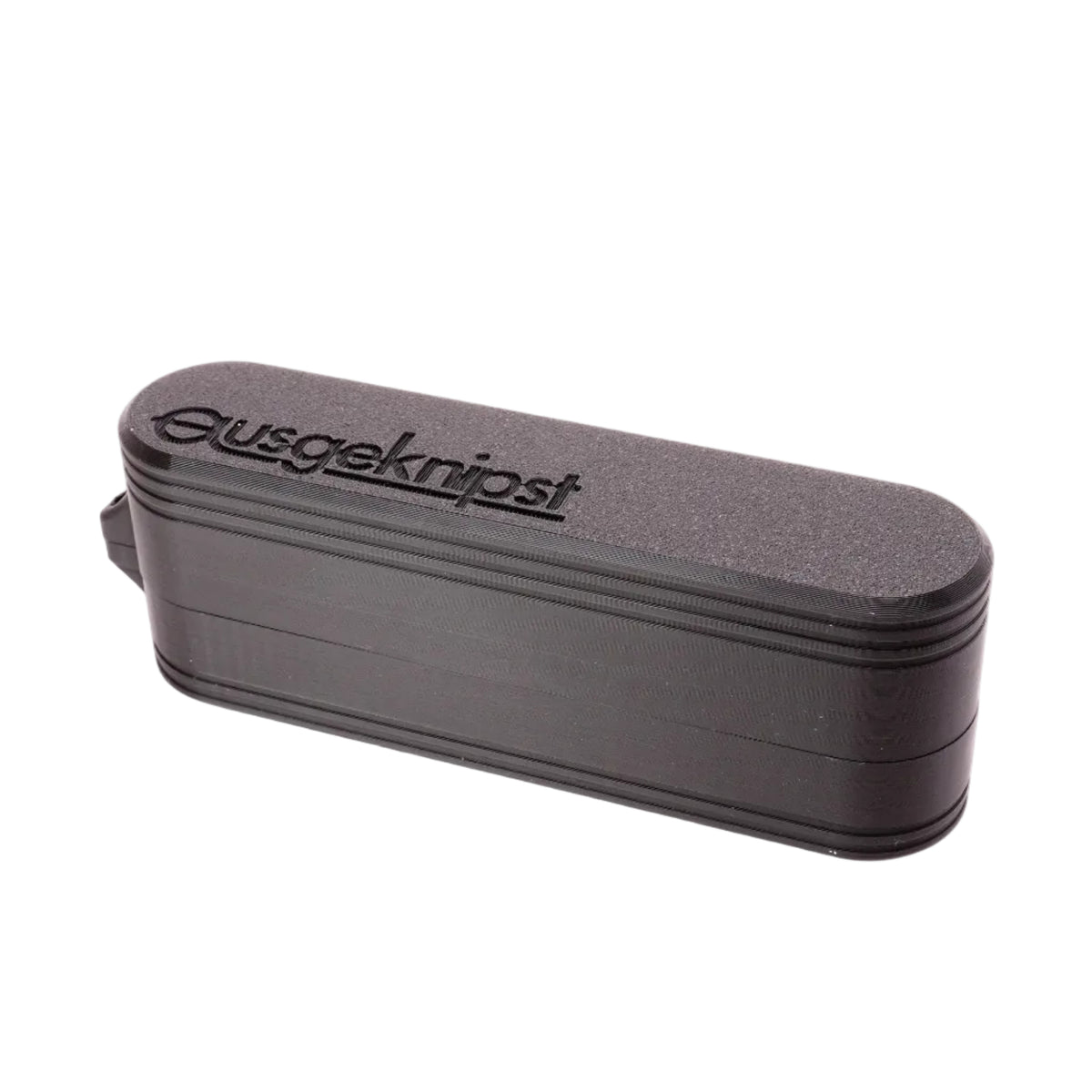 Schwarze Aufbewahrungsbox im Querformat mit eingeprägtem Ausgeknipst-Logo auf dem Deckel