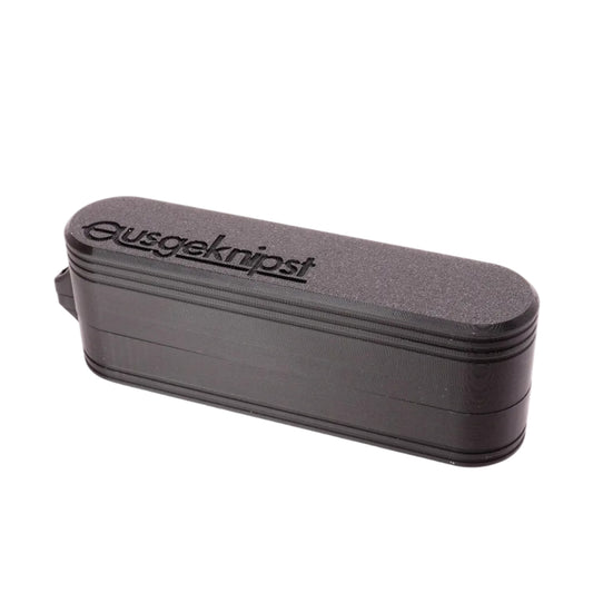 Schwarze Aufbewahrungsbox im Querformat mit eingeprägtem Ausgeknipst-Logo auf dem Deckel