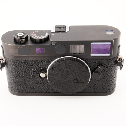 Gehäusedeckel für Leica M an einer Leica M8, Vorderseite mit Logo unten rechts