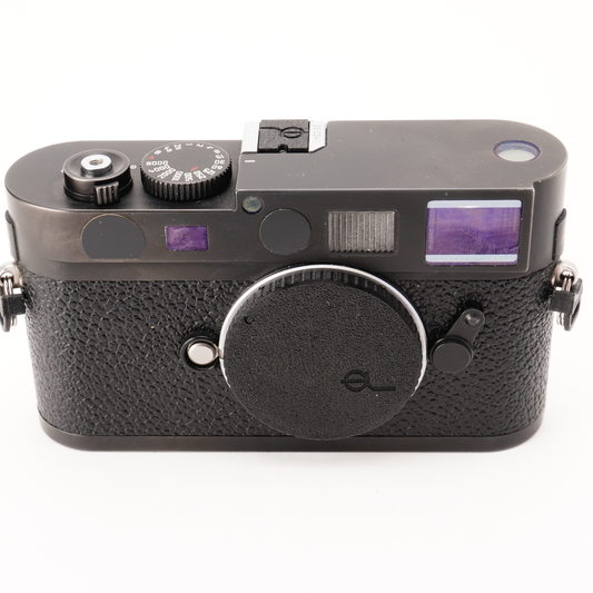 Gehäusedeckel für Leica M an einer Leica M8, Vorderseite mit Logo unten rechts