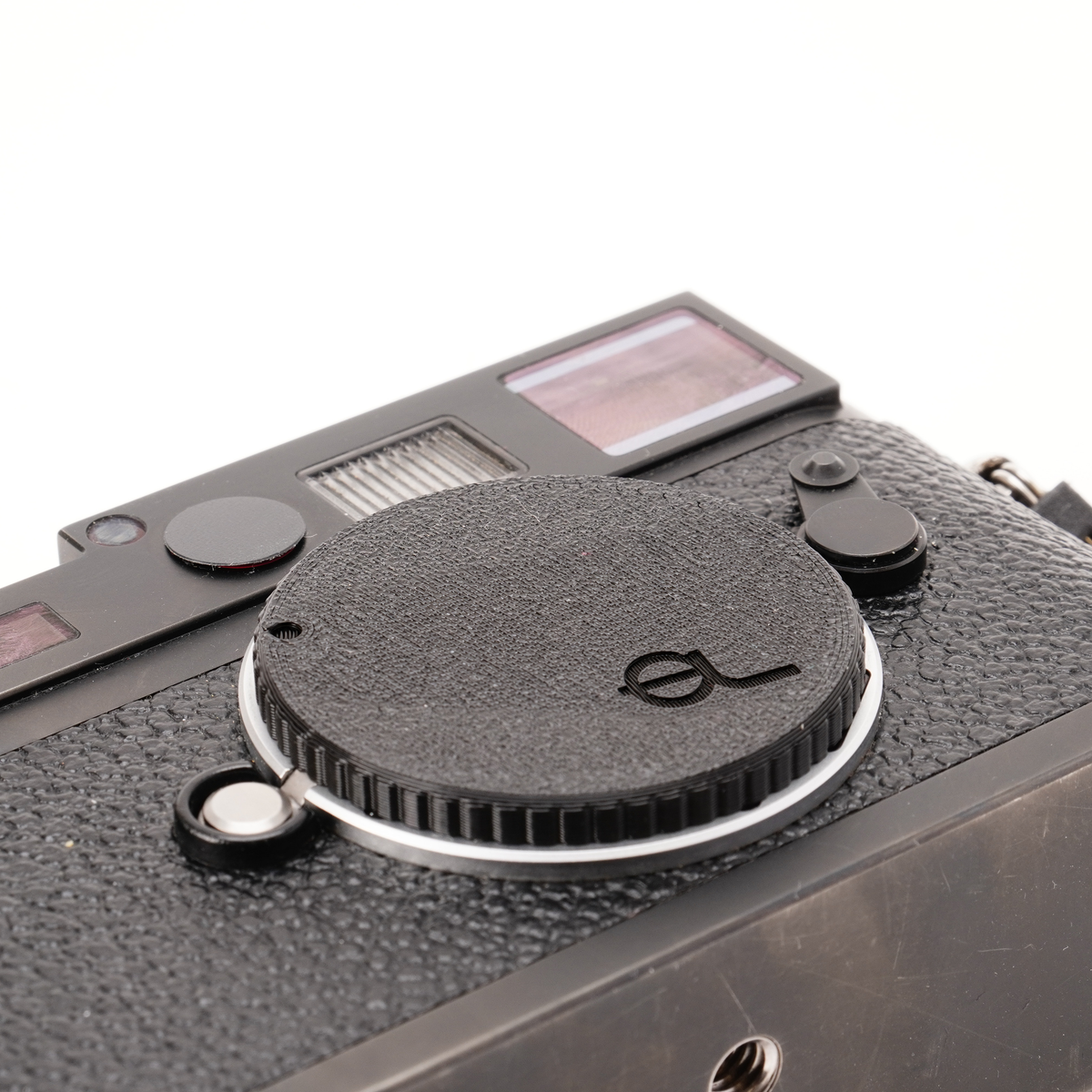 Gehäusedeckel für Leica M, schräg von vorn mit Punkt zum Ansetzen und Griffrand